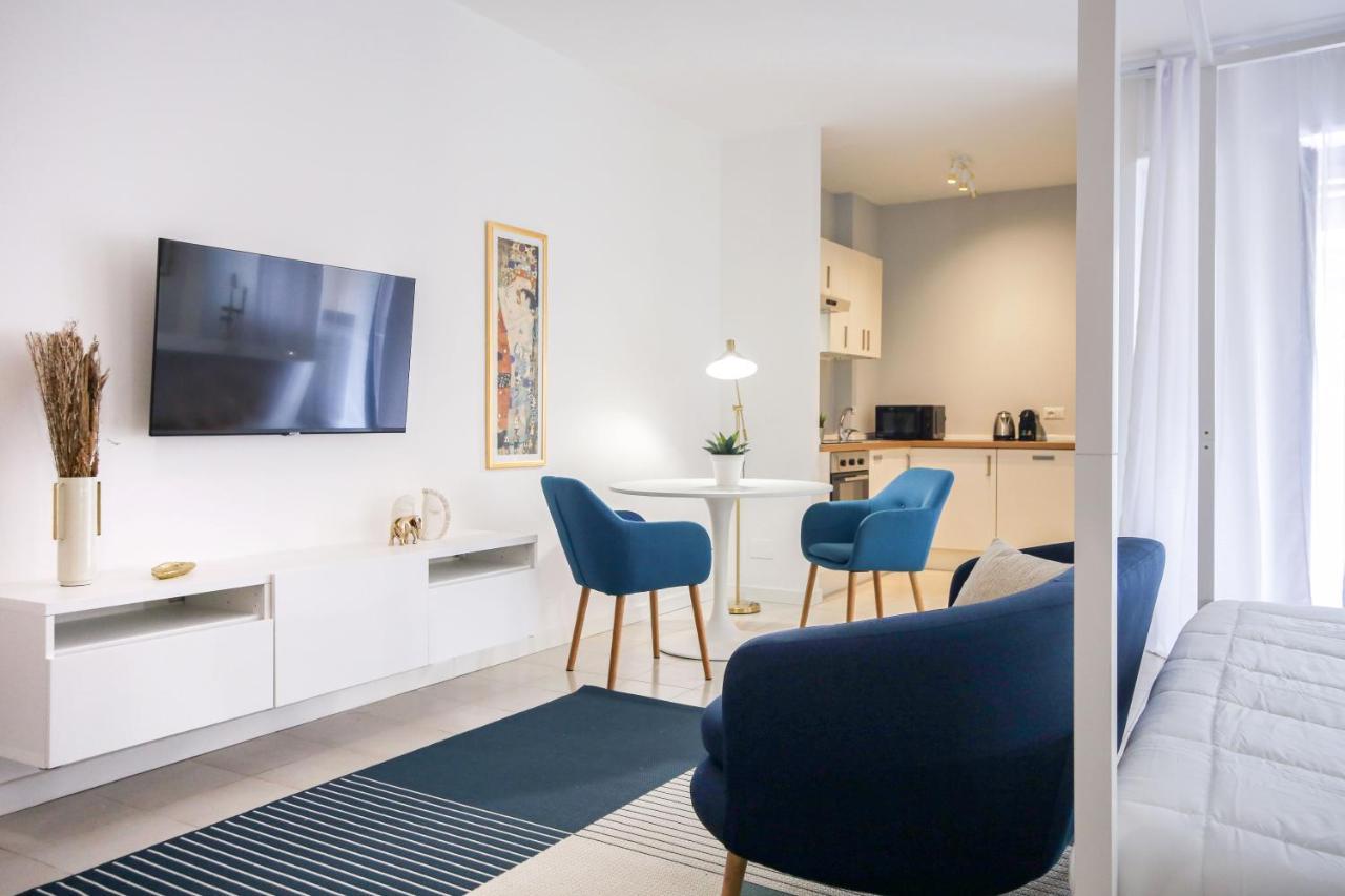 Glamorous Flat With Jacuzzi, King Size Bed And Small Balcony ペルージャ エクステリア 写真
