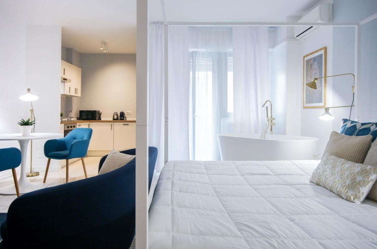 Glamorous Flat With Jacuzzi, King Size Bed And Small Balcony ペルージャ エクステリア 写真