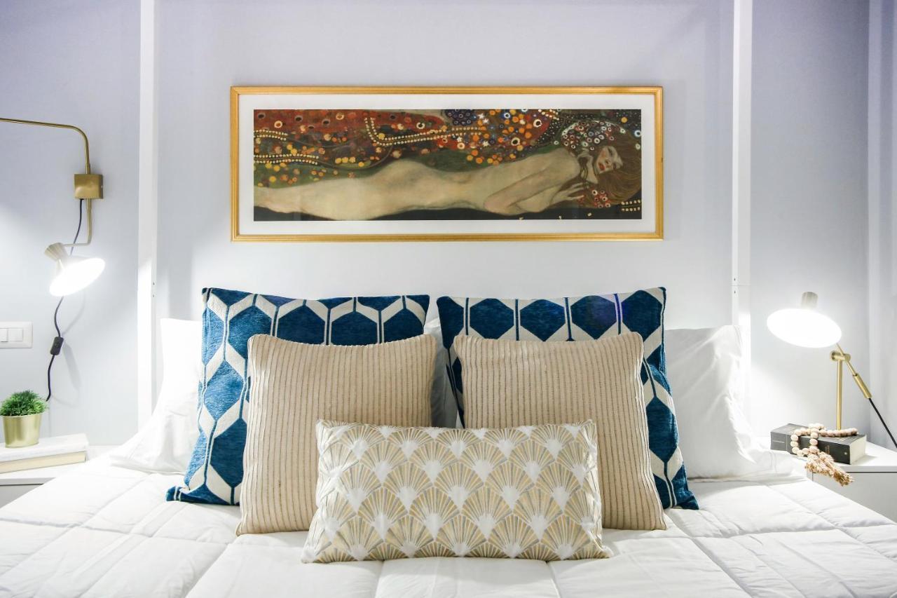Glamorous Flat With Jacuzzi, King Size Bed And Small Balcony ペルージャ エクステリア 写真